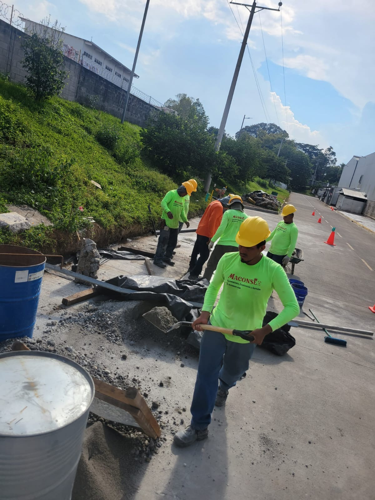 Equipo de trabajo MACONSE en obra
